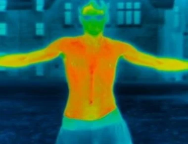 Γιατί «λιώνουμε» στους 30°C ενώ η εσωτερική μας θερμοκρασία είναι 36°C; (βίντεο)